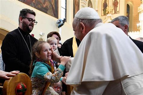Pope visits refugees, urges Hungary to show charity to all